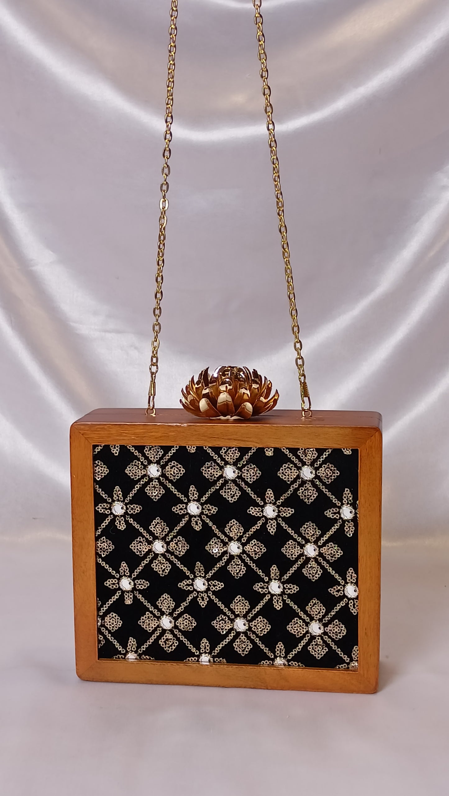 BLACK  SQUARE WOODEN CLUTCH